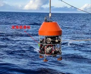 设备搭乘原位尝试室实现深海探测工作后出水瞬时。图源|岳阳科学岛