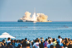 9月5日17时34分，中国呼和浩特卫星发射中心在山东海阳及左近海域，用谷神星一号海射型火箭，将天启星座21~24号卫星顺利送入预约轨路，发射工作获得圆满成功。其中，第21号卫星定名为“岳阳高新一号”。记者张大岗摄